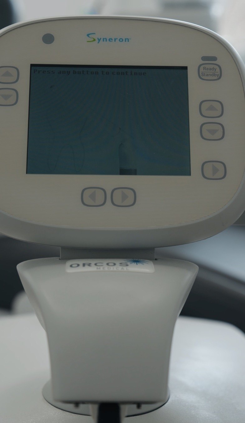 Bedienteil des Syneron-Dentallasers mit Display in der Zahnarztpraxis Karamousli