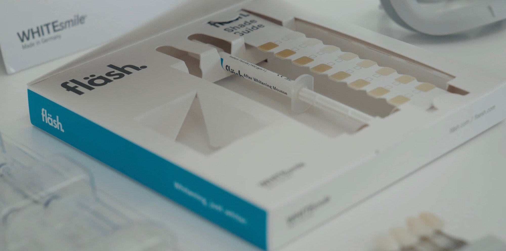 WHITEsmile fläsh bleaching kit with shade guide