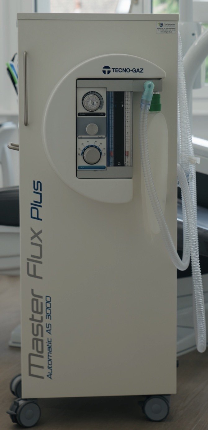 Lachgas-Sedierungsgerät Tecno-Gaz Master Flux Plus in der Zahnarztpraxis Karamousli
