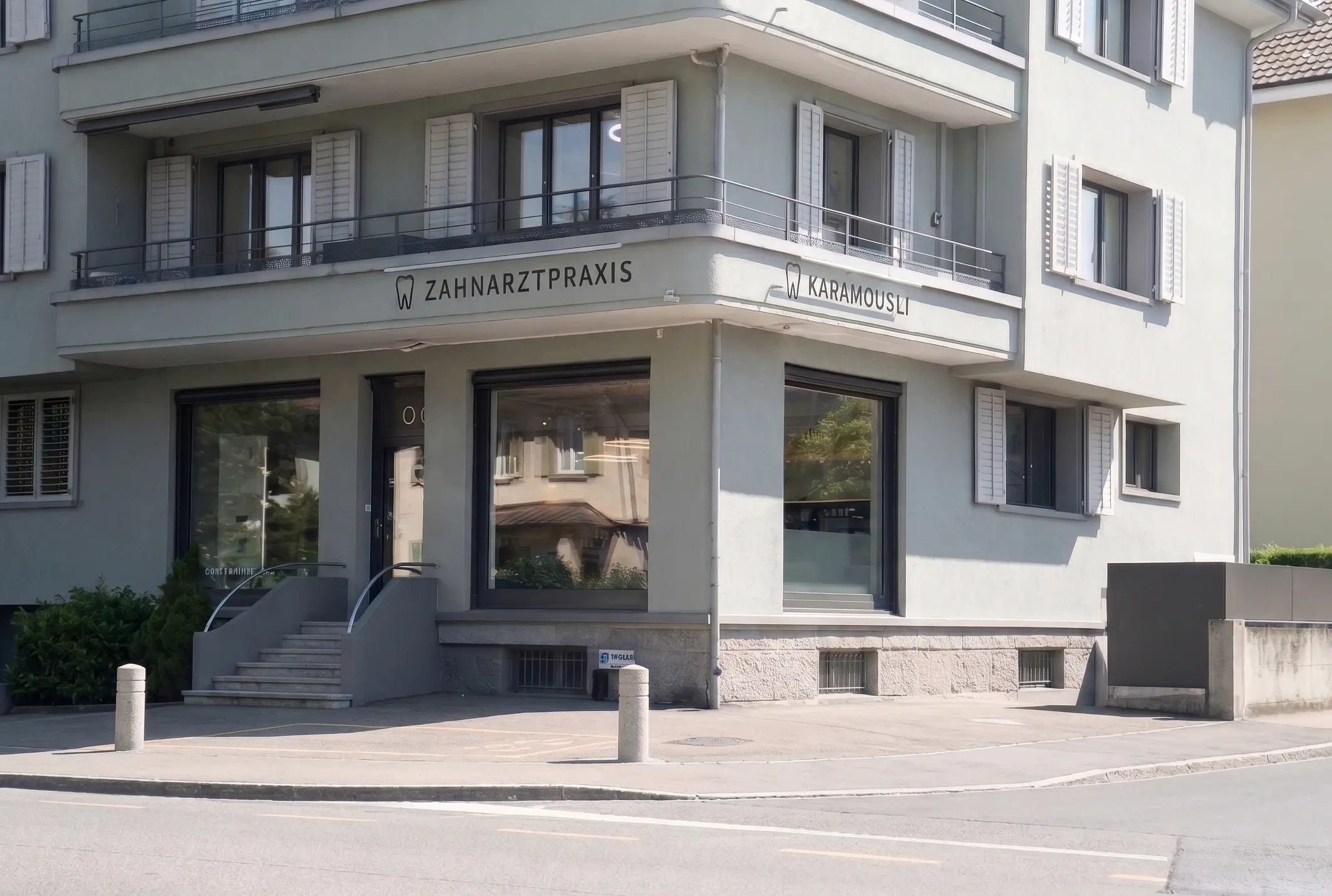 Aussenansicht der Zahnarztpraxis Karamousli in Küsnacht mit Schriftzug über den Schaufenstern