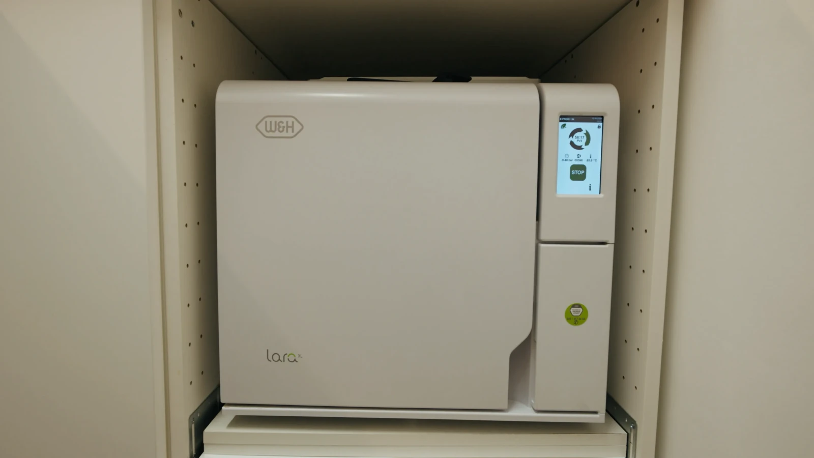 Dampfsterilisator Lara XL von W&H für die Aufbereitung der Instrumente